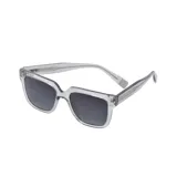 Lentes de sol con armazón de acetato transparente en tono gris y cristales oscuros. Presentan un diseño de marco cuadrado con detalles grabados en las patillas.