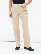 Jean de mujer color beige claro, de corte recto y tiro alto, con cinco bolsillos y cierre de botón y cremallera.