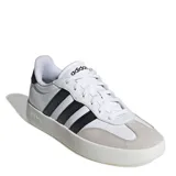 Championes urbanos Adidas modelo Barreda, de silueta baja y estilo clásico inspirado en el tenis. Presentan una capellada de cuero sintético blanco con refuerzos de gamuza en la puntera, las icónicas tres tiras laterales en color negro y suela cupsole de goma.