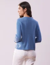 Cardigan tejido color blanco, marca Ninety. Escote a la base y abertura central con botones metálicos dorados. Delantera con bolsillos simulados con botón dorado.