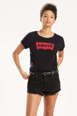 Remera negra de manga corta con cuello redondo y logo Levi's Batwing en rojo estampado en el frente.