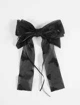 Moña de tul negro con estampado de mariposas.