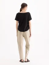 Pantalón de gabardina color bordó, de tiro medio con cintura elastizada y cordón regulable. Presenta calce relajado, corte recto y largo hasta los tobillos, con bolsillos laterales.
