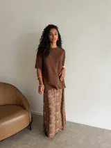 Remeron de textura acanalada en color marrón, con cuello redondo y mangas cortas de corte holgado.