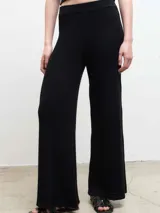 Pantalón de punto negro con diseño de pierna ancha y cintura elástica acanalada.