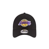 Gorro New Era 9FORTY de los Los Angeles Lakers, color negro con logo bordado en amarillo y violeta. Ajuste strapback y visera curva.