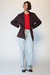 Jeans de tiro bajo con pernera recta y bajo con vuelta. Presenta bolsillos delanteros, bolsillos de plastrón en la parte trasera y cierre frontal con cremallera y botones.