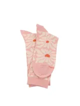Medias de largo medio con estampado floral en tonos rosados y crema, con centro de flores en color naranja.
