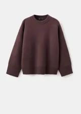Jersey de punto color marrón oscuro, con cuello redondo y diseño oversize de manga larga.