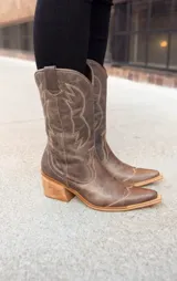 Bota texana de caña media color marrón con bordados en hilo blanco y taco de madera.
