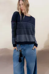 Sweater color crema con rayas horizontales y mangas largas.