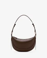 Bolso de hombro de tamaño mediano con diseño ovalado tipo media luna, en color marrón oscuro texturizado. Cuenta con asa ajustable, cierre de cremallera y herrajes metálicos dorados.