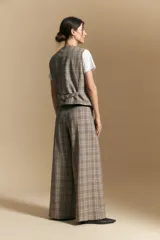 Pantalón de tiro alto con diseño a cuadros, corte wide leg y silueta amplia de caída fluida.