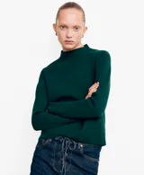 Jersey de punto fino de corte recto, color verde oscuro, con cuello perkins y manga larga.