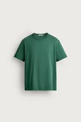 Camiseta de corte regular fit confeccionada en tejido de algodón de color verde oscuro, con cuello redondo y manga corta, con acabado de efecto lavado.