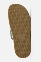 Sandalia plana color beige con dos tiras anchas cruzadas en el empeine, plantilla anatómica y suela forrada en yute.