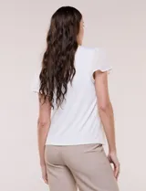 Blusa blanca elegante con cuello con lazo integrado para anudar al frente, escote en V sutil y mangas cortas estilo mariposa de gasa translúcida.