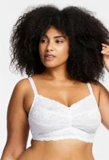 Bralette blanco de encaje floral, sin aro ni relleno, con forro interno de microtul elastizado. Breteles fijos regulables y cierre trasero de tres posiciones. Marca Montelle.