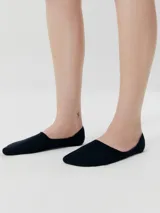 Kit de tres pares de medias invisibles de corte bajo, marca Hering. Incluye un par negro, un par gris melange y un par blanco.
