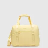 Bolso de viaje tipo duffle color bordó, con correas de mano con logo de la marca estampado, bolsillo frontal con cierre y correa de hombro ajustable y extraíble.