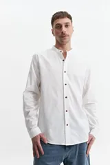 Camisa de hombre color gris con cuello mao, mangas largas y cierre abotonado. Confeccionada en algodón con look lino.