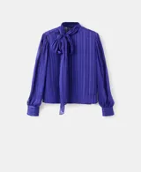Blusa azul de manga larga con diseño texturizado a rayas verticales, cuello alto con lazada integrada y cierre frontal con botones revestidos.