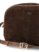 Bandolera de gamuza color marrón chocolate, con detalles de ribetes en cuero liso y cierre superior.