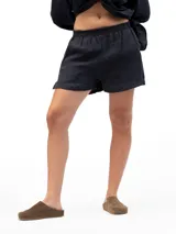 Shorts de lino color azul marino, con cintura elástica y dos bolsillos laterales.