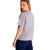 Remera gris con logo de Caterpillar bordado en blanco en el pecho.