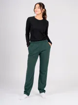 Pantalón deportivo de corte recto con cintura elástica y bolsillos laterales. Confeccionado en tejido de algodón, ideal para actividades físicas o uso diario.