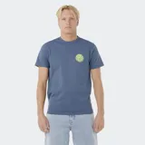 Remera manga corta color ladrillo con logo circular de Rip Curl estampado en el pecho. Confeccionada en algodón orgánico.