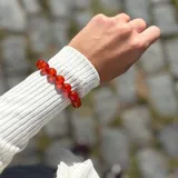 Pulsera de cuentas de ágata roja de 10 mm, con cierre de acero hipoalergénico con baño de oro.