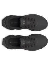 Championes de running Under Armour Ascend de color negro, confeccionados con malla ligera y transpirable en la parte superior. Cuentan con refuerzos en el mediopié, amortiguación Charged+ Cushioning en la entresuela para mayor absorción de impactos y suela exterior de goma resistente. Presentan cordones estándar y el logo de la marca discretamente grabado en el lateral y talón.