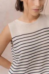 Musculosa de tejido de punto color beige, sin mangas, con escote redondo y calce relajado.