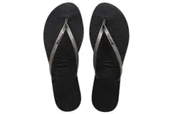 Sandalias tipo ojota Havaianas modelo You Shine, color gris grafito con tiras finas metálicas brillantes.