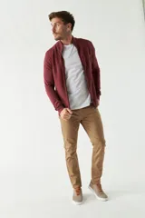 Campera tejida azul marino con cierre frontal, cuello alto y mangas largas.