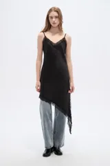 Vestido midi de poliéster color negro, con tirantes finos, escote en V profundo y detalles de encaje en el escote y el dobladillo asimétrico.