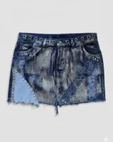 Minifalda de jean con efecto lavado ácido, detalles de roturas, tachas metálicas, aplique de tela con strass y cadena decorativa.