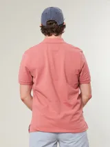 Remera polo salmón de corte regular, confeccionada en algodón. Presenta cuello clásico con botones y logo bordado en el pecho.
