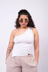 Musculosa de un solo hombro en color marrón, con diseño asimétrico y corte al cuerpo.