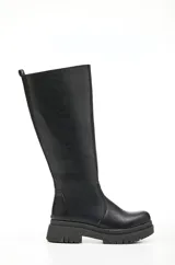 Botas negras de ecocuero con cierre lateral, caña alta y suela track.