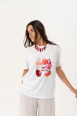 Remera blanca de algodón y poliéster con cuello redondo y estampado de mujeres tomando vino y la frase "Wine Not?".