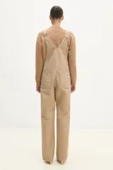 Mono color beige de corte recto, con cintura normal con cierre de botón, pierna recta de largo completo, dos bolsillos laterales oblicuos, dos bolsillos deslizantes en la parte inferior y bolsillo tipo canguro en la parte delantera.