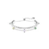 Pulsera de estilo tenis bañada en rodio, compuesta por una hilera de circonitas transparentes con cristales colgantes en colores pastel y tallas mixtas. Cuenta con un cierre de bola deslizante ajustable.