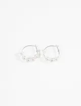 Par de aros tipo argolla plateados con cuentas de acrílico transparentes con efecto iridiscente.