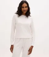 Blusa de pijama de manga larga con cuello redondo, confeccionada en tejido rib con estampado de cuadros en tonos claros.