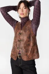 Chaleco de cuero marrón con efecto desgastado, cierre frontal mediante ganchos metálicos y bolsillos laterales con solapa y botones a presión.