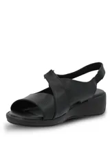 Sandalias de cuero negro con diseño de tiras anchas, ajuste mediante velcro y suela de plataforma baja.
