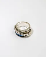 Anillo de plata 925 con dublé de oro y circonitas azules y blancas.