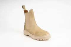 Bota tipo Chelsea de cuero negro con caña media, paneles laterales elásticos y suela track dentada.
